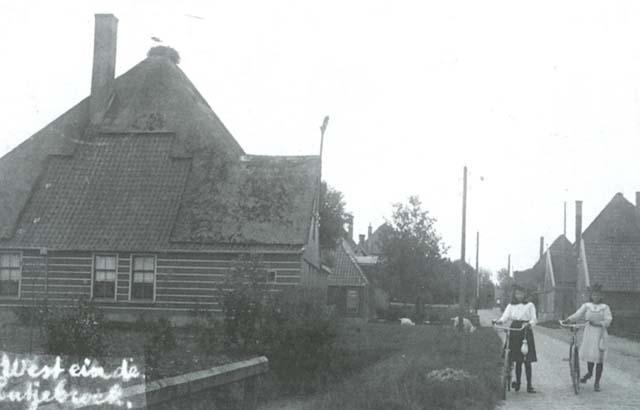 07Het Westeinde van Lutjebroek omstreeks 1915